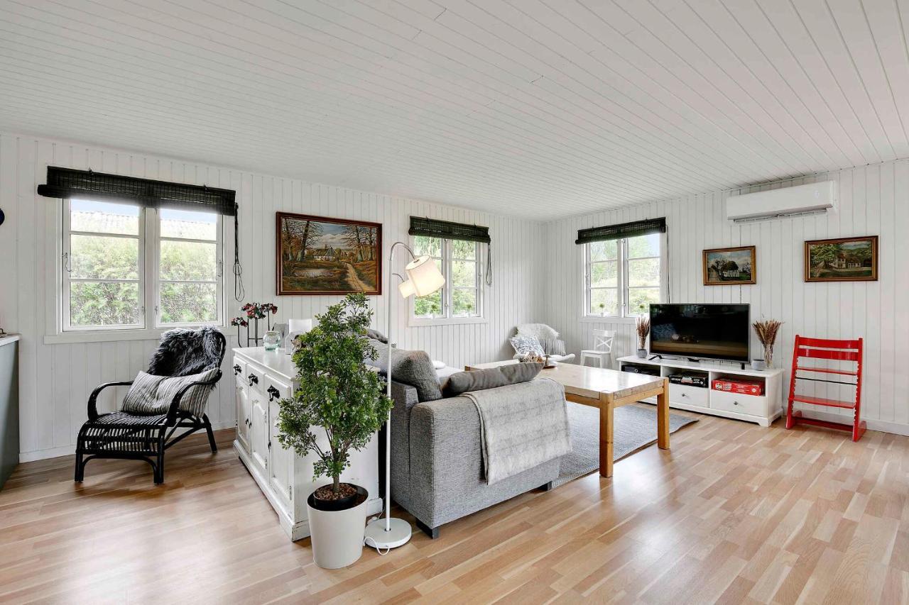 Nyistandsat Sommerhus Med Kaerlighed Og Sjael Kyndelose Экстерьер фото